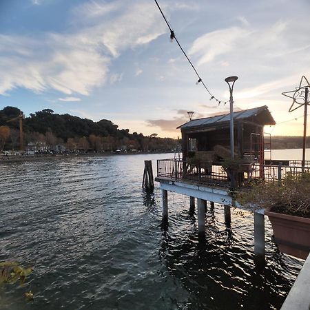 Appartamento Chalet RomAntica ai Pescatori Anguillara Sabazia Esterno foto